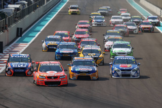 Race track cars crowd watching - a crowd free wallpaper