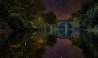 Night bridge lake sky stars - symmetrical free wallpaper