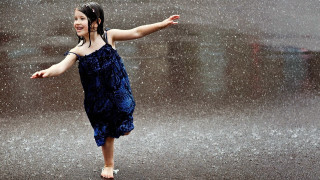 Girl blue dress rain umbrella - little free wallpaper