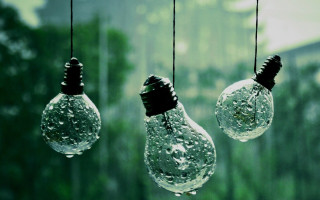 Three light bulbs water droplets - free light wallpaper for desktop