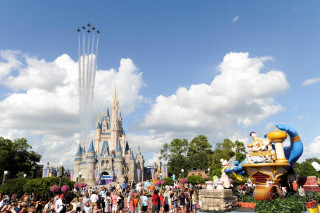 Crowd castle plane sky background - a castle in the background free wallpaper for desktop