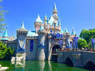 Castle bridge pond people standing - a castle free wallpaper for desktop