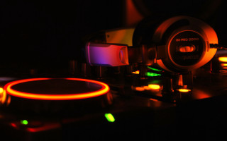 Turntable closeup neon glow dark - the dark free wallpaper for desktop