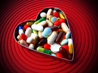 Heart shaped tin pills red - pincushion len free wallpaper