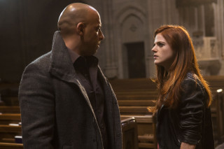 Man woman church talking looking - daarken free wallpaper