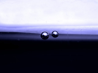 Shiny balls water dark blue - abstract illusionism free wallpaper