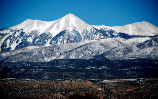 Snowy mountain range blue sky 5 - the top of it free wallpaper