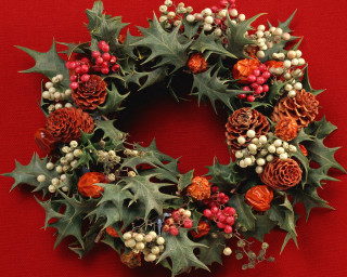 Holly berries pinecones christmas wreath 2 - a wreath free wallpaper