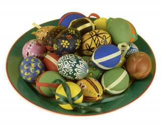 Colorful decorated eggs bowl table - a green ribbon free wallpaper