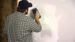Man painting wall white paint - diffuse lighting free wallpaper