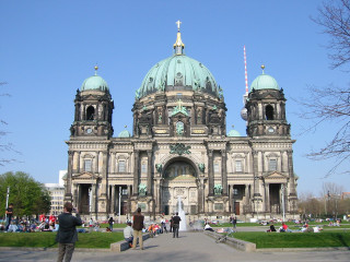 Large building green dome sky 4 - architecture free wallpaper