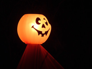 Lighted pumpkin lantern scary face - free halloween wallpaper