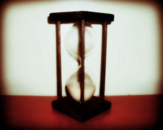 Hourglass sand glass table white 2 - a red floor free wallpaper