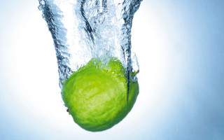 Green apple water splash hyperrealism 2 - a green apple free wallpaper