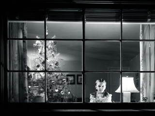 Woman window christmas 1950s creepy - american realism free wallpaper