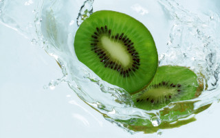 Kiwi cut half water bubbles 2 - ceferí olivé free wallpaper