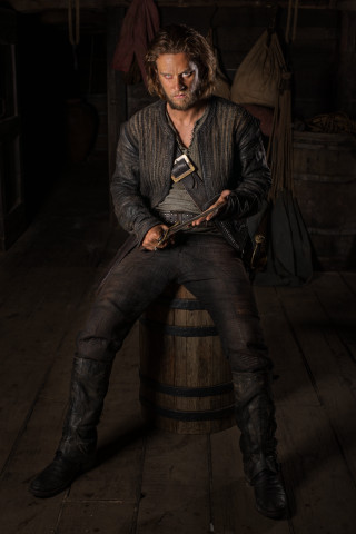 Man sitting barrel wooden floor - a wooden floor free wallpaper for mobile