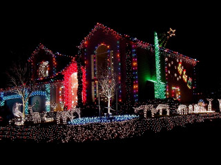 House christmas lights night large - the front of it free wallpaper