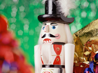 Nutcracker top hat feather gold - a top hat free wallpaper