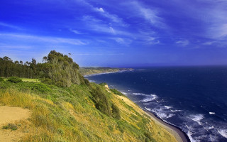 Beach ocean grassy hill blue - a grassy hill free wallpaper for desktop