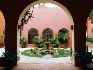 Courtyard fountain potted plants trees 3 - a fountain free wallpaper for desktop