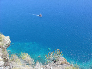 Boat cliff ocean water blue 3 - panoramic view free wallpaper