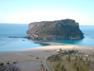 Beach island water boats scenery - a small island in the middle of it free wallpaper