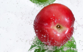 Red apple splashing glass water 2 - a glass of water free wallpaper