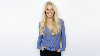 Woman smiling hands on hips - free portrait wallpaper for desktop