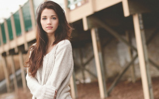 Woman standing building handbag portrait - free forest wallpaper for desktop