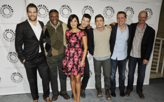 Group people carpet white wall - a white wall behind them free wallpaper