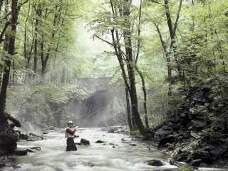Man standing river holding fish - annie leibovitz free wallpaper for desktop