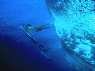 Man swimming ocean surfboard wave 3 - sense of depth free wallpaper for desktop