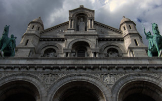 Large building statues cloudy sky 3 - statue free wallpaper