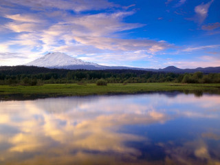 Lake mountain clouds grassy field - a grassy field below free wallpaper