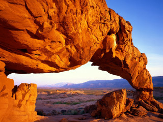 Large rock formation small hole - the middle of a desert free wallpaper for desktop