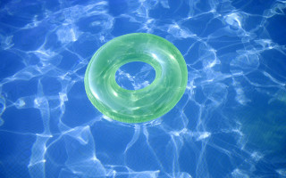 Green ring floating water blue 2 - a pool of water free wallpaper