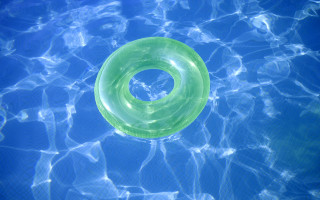 Green ring floating water blue 4 - summer free wallpaper