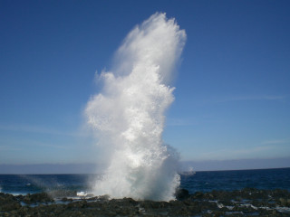 Large wave hitting rocks ocean 5 - the rock free wallpaper