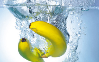 Banana in the water together - the bottom of the picture free wallpaper for desktop