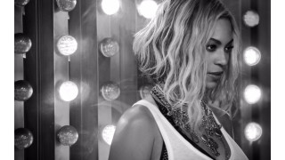 Blonde woman mirror lights necklace - chinwe chukwuogoroy free wallpaper for desktop