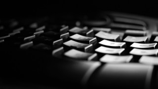 Keyboard blur blackwhite shallow depth - les automatiste free wallpaper