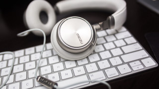 Headphones keyboard mouse desk monochrome - a pair of headphones free wallpaper