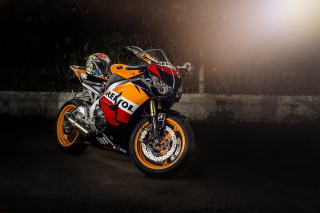 Motorcycle dark parking lot night - studio photography free wallpaper