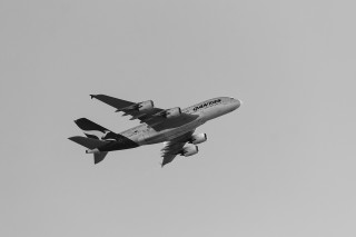 Large jetliner gray sky landing - a gray sky free wallpaper