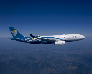 Jetliner flying blue sky mountain - eiq free wallpaper