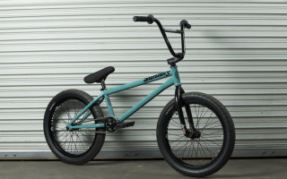 Blue bike leaning against wall - cam sykes free wallpaper