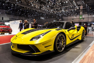 Yellow sports car show people 3 - a car show free wallpaper