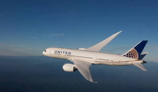 United airlines plane flying blue - a blue sky background free wallpaper